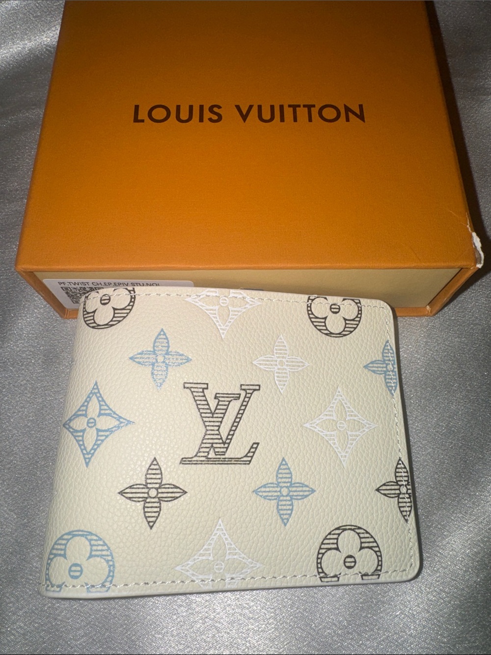New!🔥Louis Vuitton Monogram Shadow Multiple Wallet in “ecru white” Leather!🔥